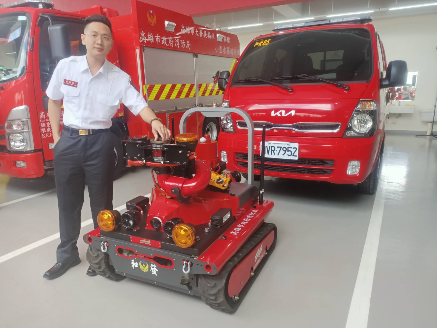 ▲圖、「和發消防分隊」成軍,配置臺移動式履帶遙控砲塔車。( 記者李堂安攝)