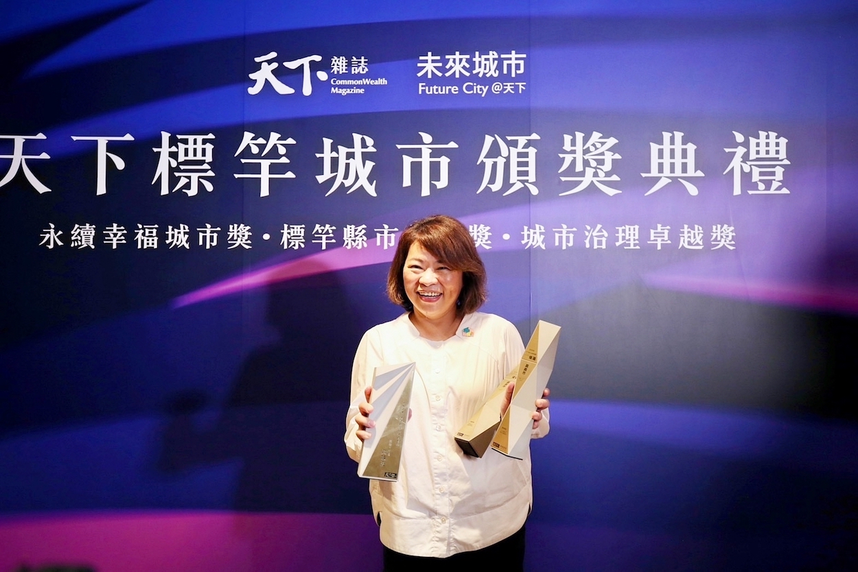 ▲黃敏惠市長施政滿意度蟬聯全國施政標竿首長 ,並「經濟成長組」2優選及「社會進步組」。(圖/嘉義市政府提供)