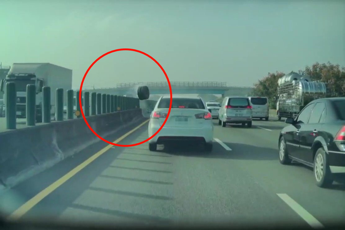 ▲國道一號彰化路段北上車道上一輛聯結車的左後輪脫落,以高速如「風火輪」般飛向對向南下車道,小自客駕駛遭大輪胎砸死。(民眾提供)
