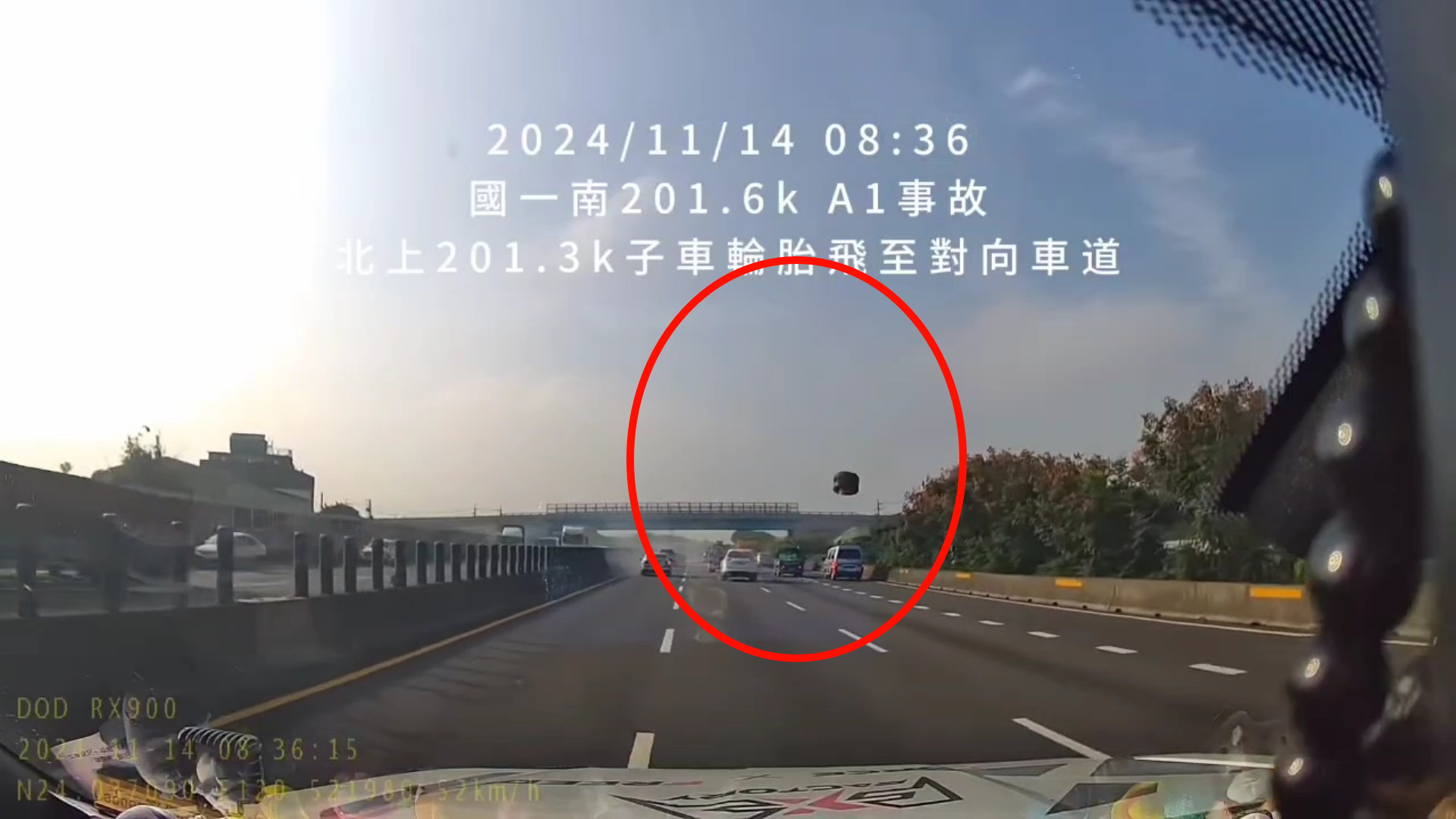 ▲國道一號彰化路段北上車道上一輛聯結車的左後輪脫落，以高速如「風火輪」般飛向對向南下車道，小自客駕駛遭大輪胎砸死。（民眾提供）