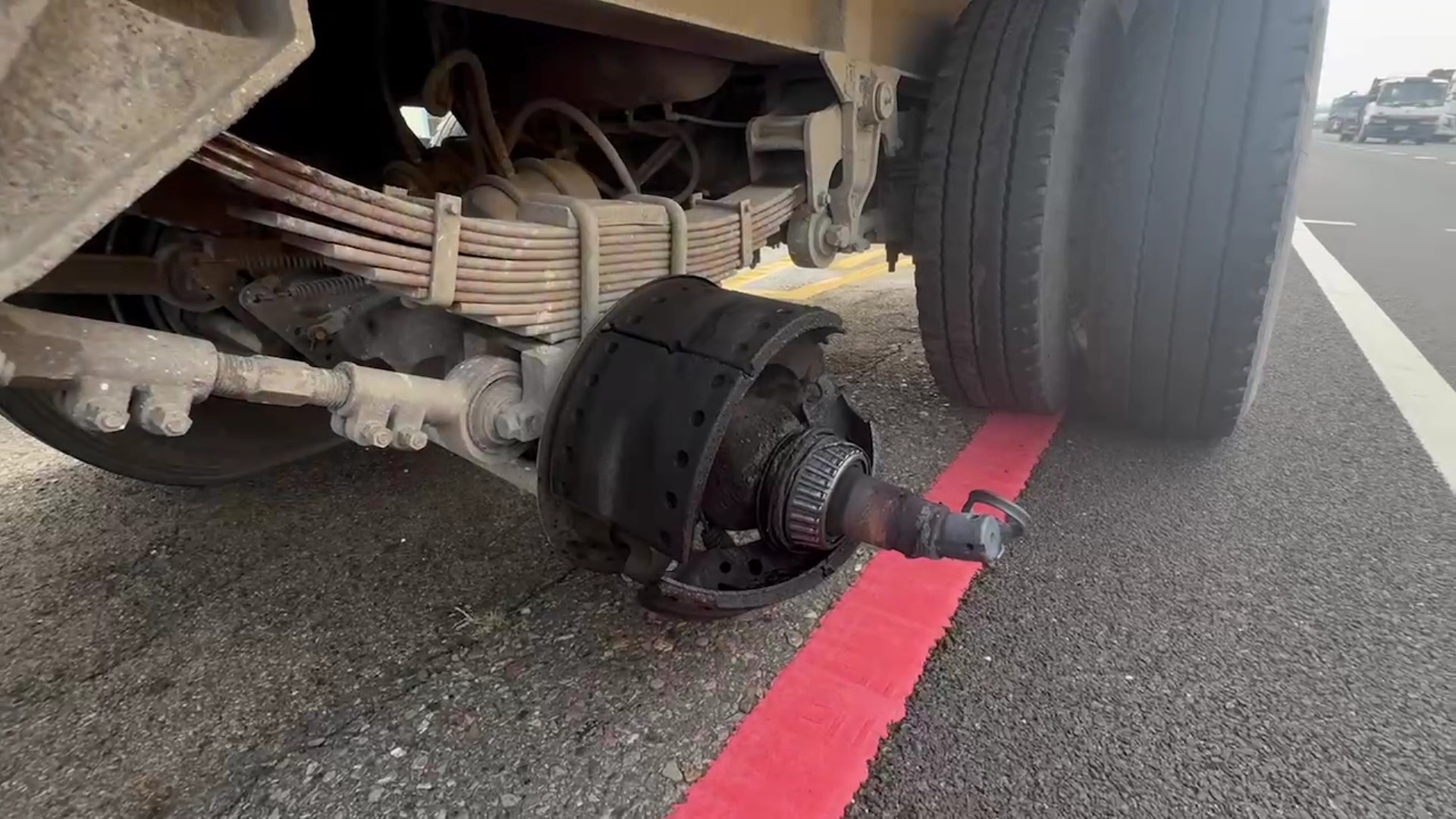 ▲國道一號彰化路段北上車道上一輛聯結車的左後輪脫落，以高速如「風火輪」般飛向對向南下車道，小自客駕駛遭大輪胎砸死。（民眾提供）
