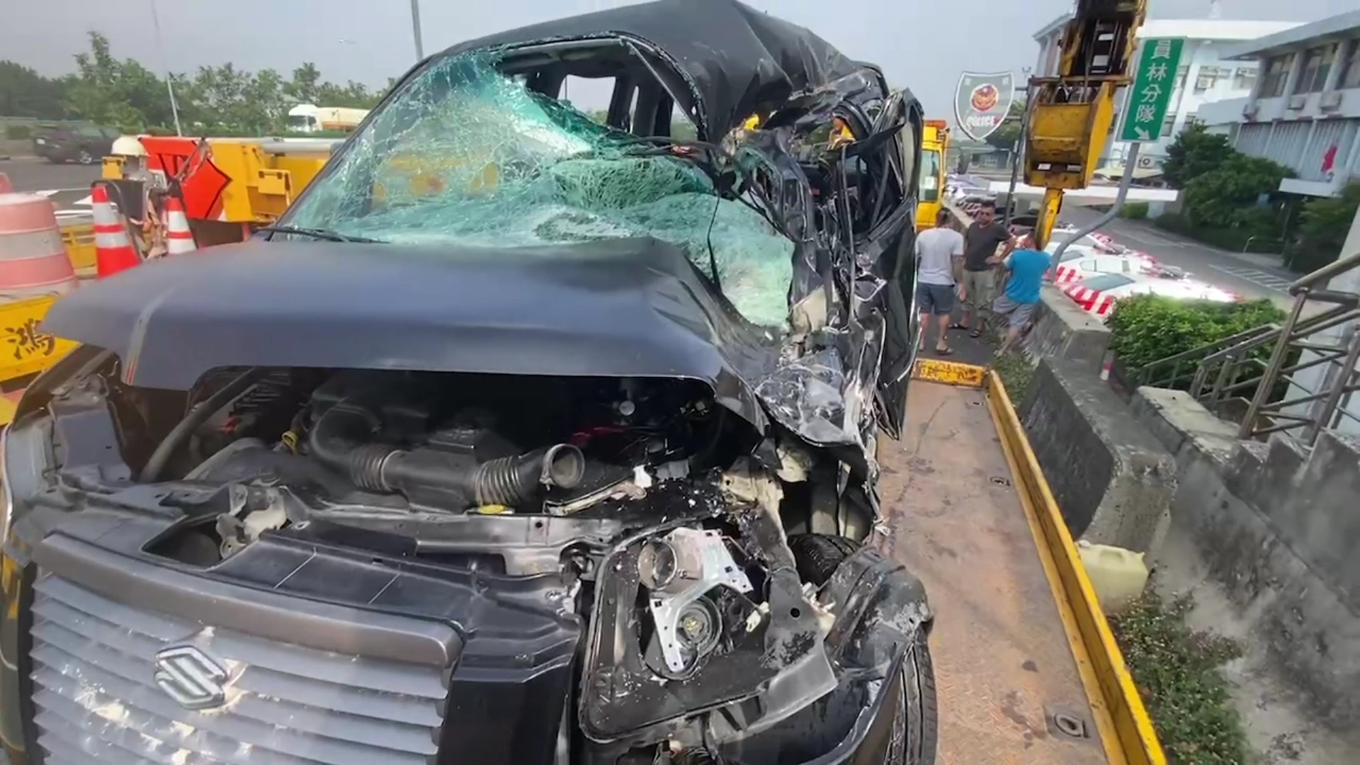 ▲國道一號彰化路段北上車道上一輛聯結車的左後輪脫落，以高速如「風火輪」般飛向對向南下車道，小自客駕駛遭大輪胎砸死。（民眾提供）
