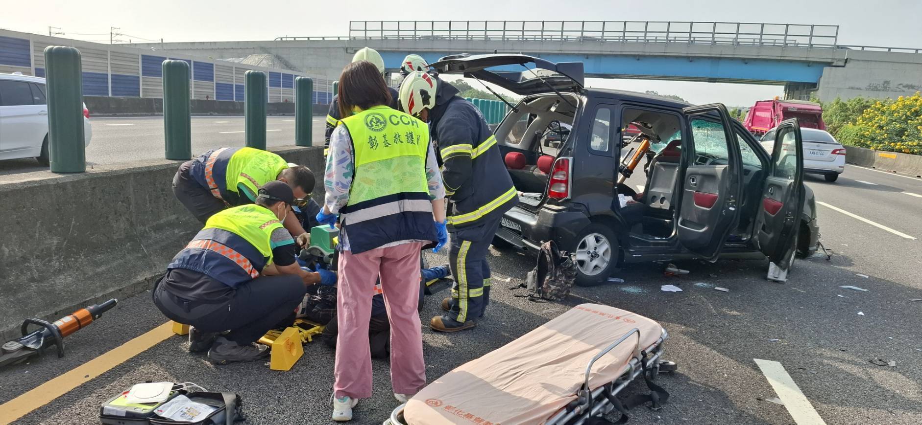 ▲國道一號彰化路段北上車道上一輛聯結車的左後輪脫落，以高速如「風火輪」般飛向對向南下車道，小自客駕駛遭大輪胎砸死。（民眾提供）