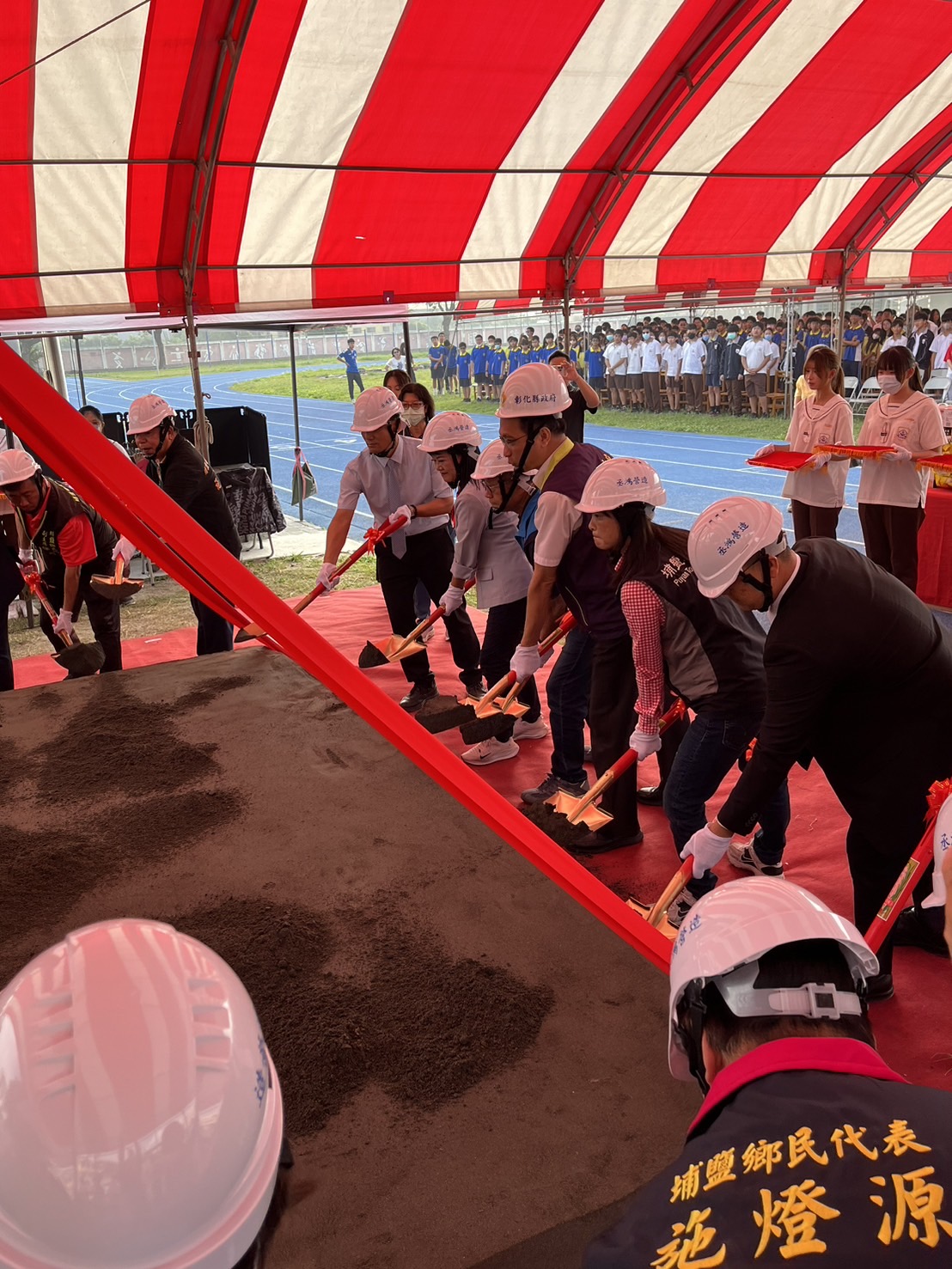 ▲縣立埔鹽國中於14日舉行「西棟教室B拆除重建工程」動土典禮，為師生打造更安全、現代化的教學環境。（彰化縣政府提供）