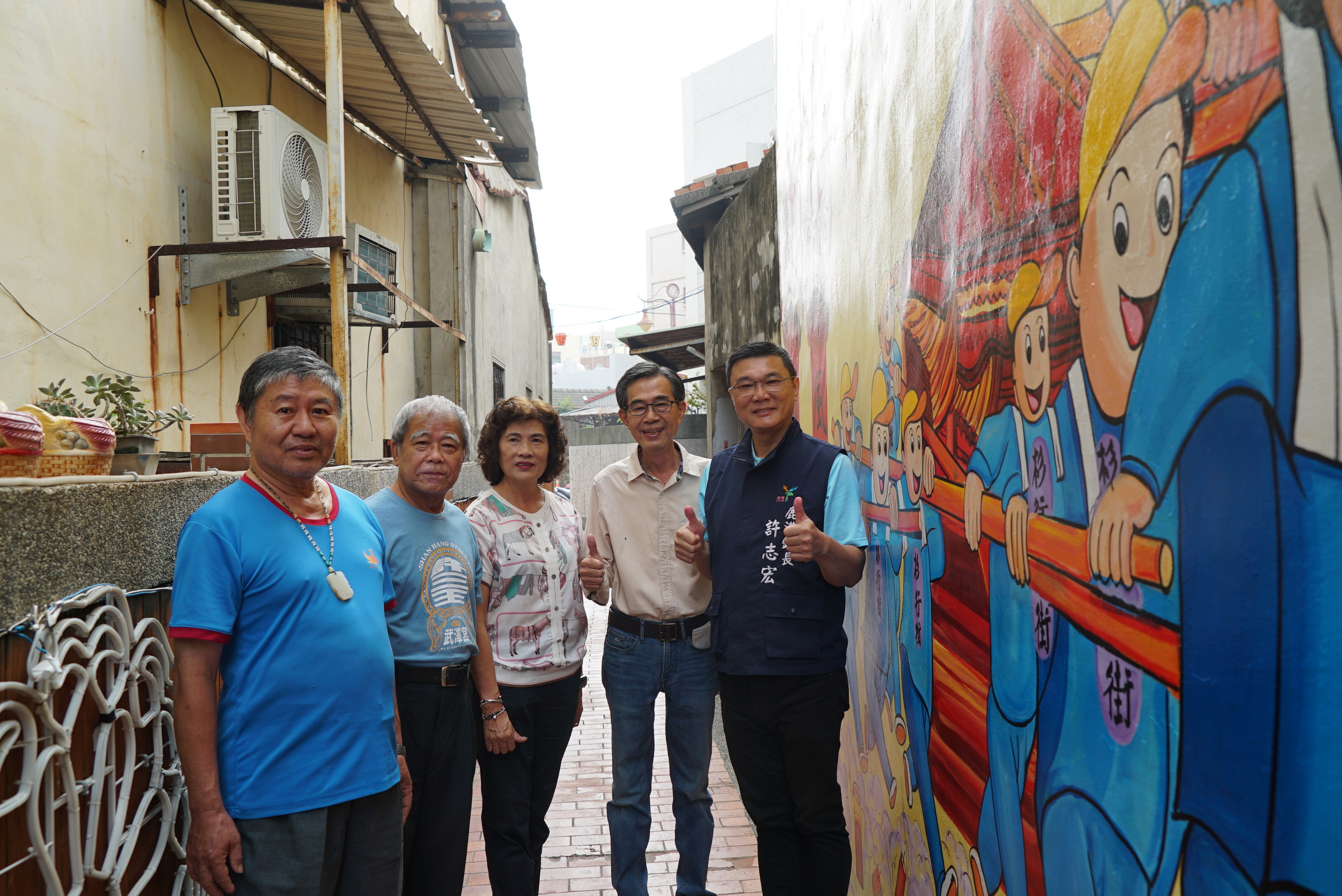 ▲鹿港鎮長許志宏關心武澤宮彩繪牆的進度，希望能豐富鹿港老街的文化底蘊及杉行街的宗教藝術氣息。（記者張溎壕攝）