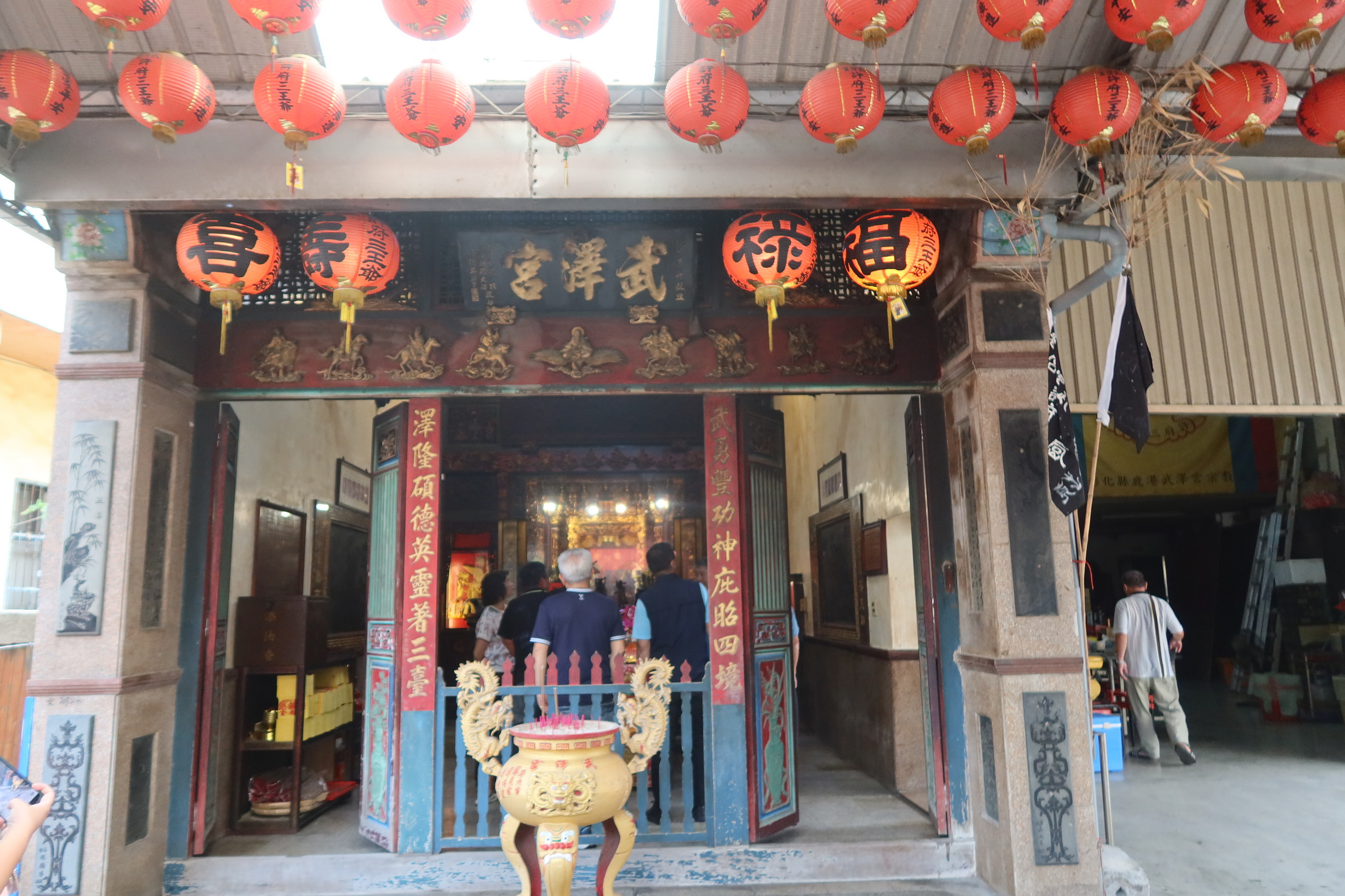 ▲鹿港鎮長許志宏關心武澤宮彩繪牆的進度，希望能豐富鹿港老街的文化底蘊及杉行街的宗教藝術氣息。（記者張溎壕攝）