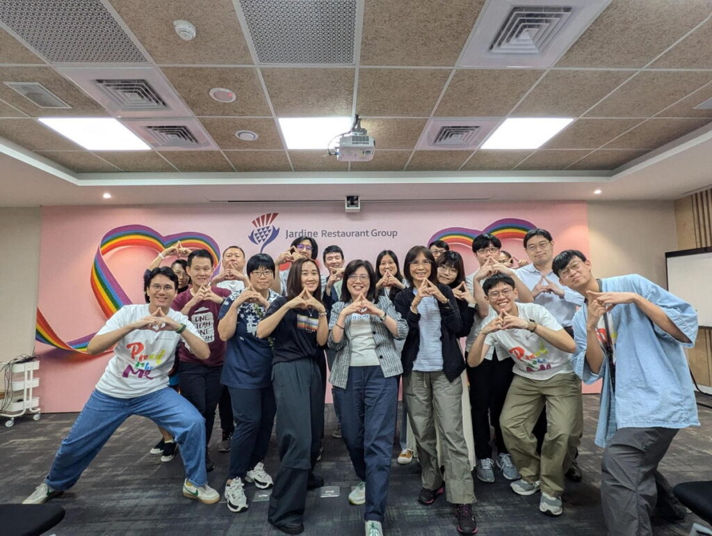 台灣肯德基總經理謝宜芳(中)帶領員工參與活動,推動多元、平等和包容。