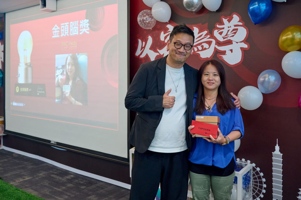 怡和餐飲集團重視嘉許文化,讓員工對公司績效有感。台灣必勝客總經理梁家俊(左)頒增獎項予其中一位優秀員工。