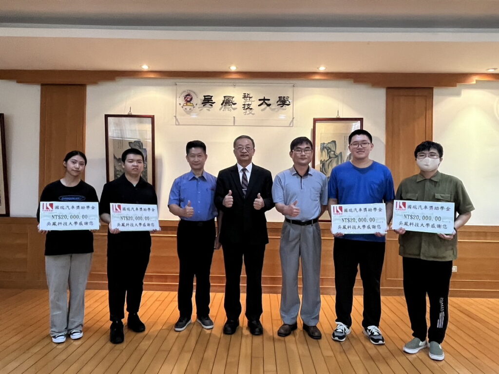 校長蔡宏榮教授親自頒獎四位車輛工程系同學,(左一)石靜璇同學;(左二)陳定志同學;(右一)許任同學;(右二)詹適銘同學
