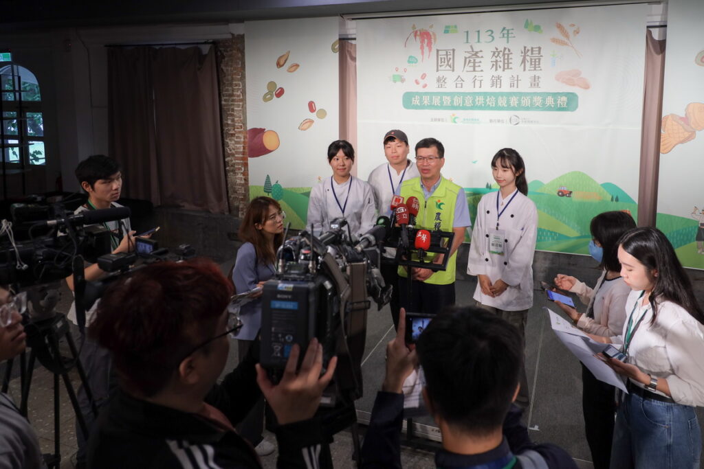 農糧署 黃昭興副署長偕同國產雜糧烘焙競賽前三名得主接受媒體聯訪