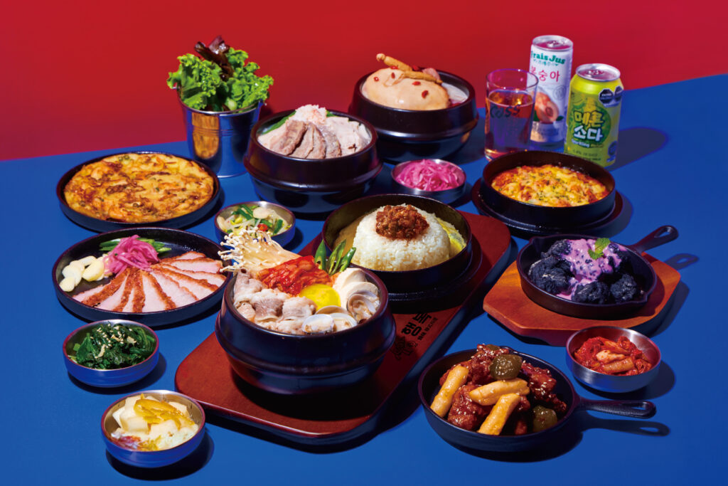 「韓啵 韓式料理」餐點由金牌廚藝總監陳詠佶師傅及韓國釜山宜必思大使酒店行政廚師JongWoo Lim歷時半年的時間進行研發，實際赴韓國取經推出多達50項道地料理。