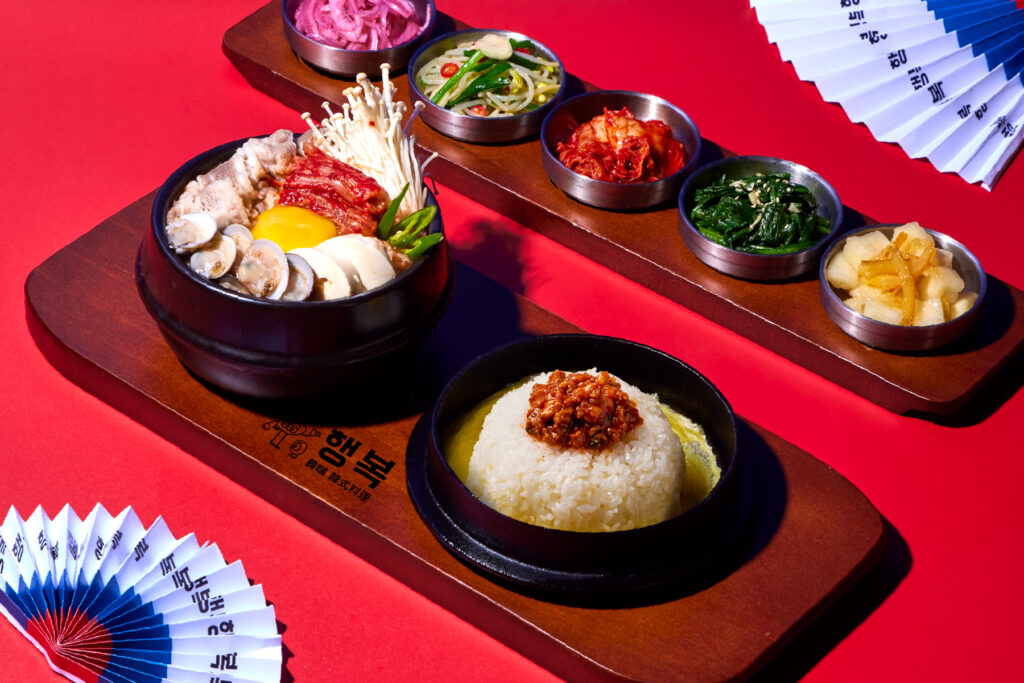 「韓啵 韓式料理」餐餐點上主攻韓式豆腐煲與鐵鍋飯組成的滿足套餐及每日提供五種經典可無限續加的韓式小菜，以及街頭必吃的市場小吃。