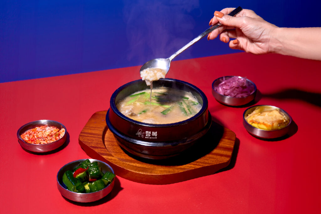 「療癒豬肉湯」豬骨熬製多時讓湯頭呈現乳白濃郁的香味，搭配上一碗白飯就成為韓國人最愛的「豬肉湯泡飯」。