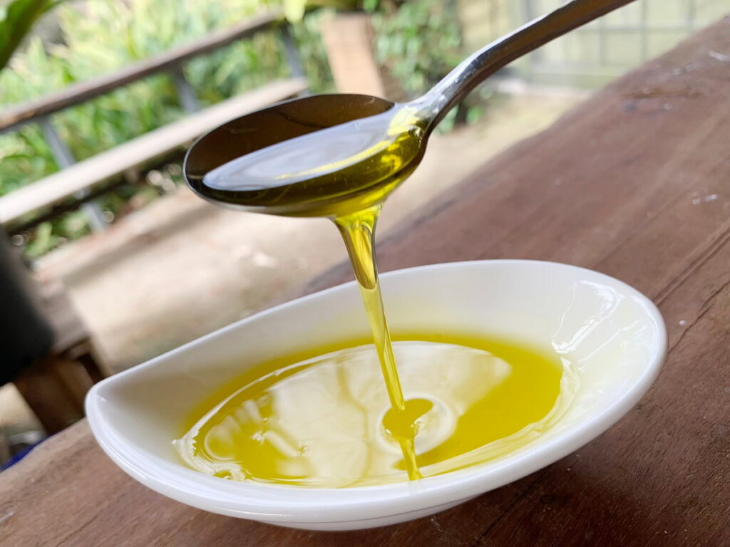 大地農場小菓苦茶油是隱藏在世外桃林的純淨油品，通過多項有機及保育認證