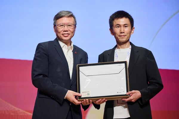 圖:香港理工大學校長滕錦光與沈鵬合影 圖:香港理工大學校長滕錦光與沈鵬合影