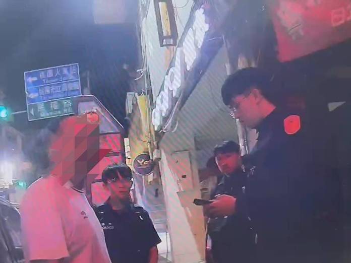 桃警等紅燈遭撞 肇逃男酒測值0.55 61 2000778 0