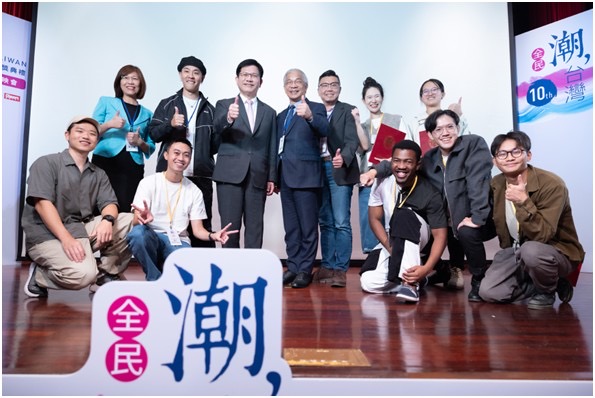 外交部部長林佳龍、外交部國傳司司長徐詠梅、第10屆評審委員與學生特別獎、直式創意短影片獎首獎、貳獎、叁獎得獎團隊合影。(圖/國際傳播司提供)