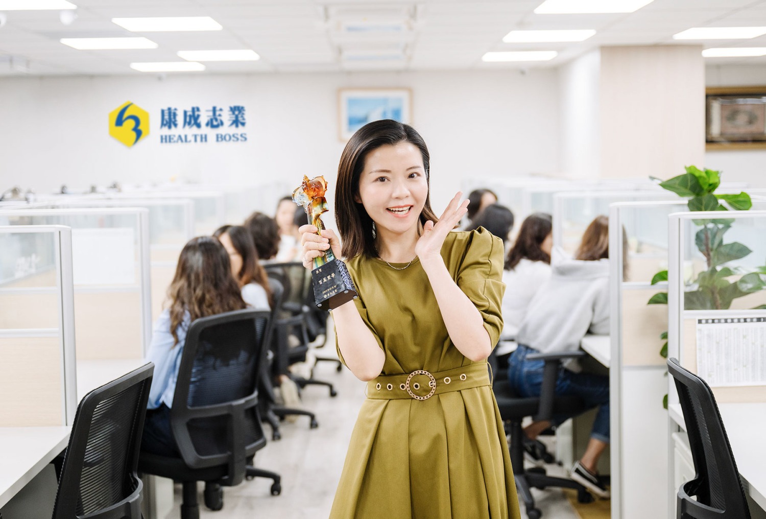 尹婧熹在「康成志業電銷」活出最自信美好的自己。(圖/康成志業提供)
