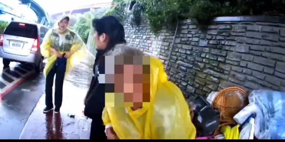 婦人在警方與社工的攜手努力下接受安排,前往遊民收容中心安置,避開即將到來的颱風威脅。(記者 黃荷琇翻攝)