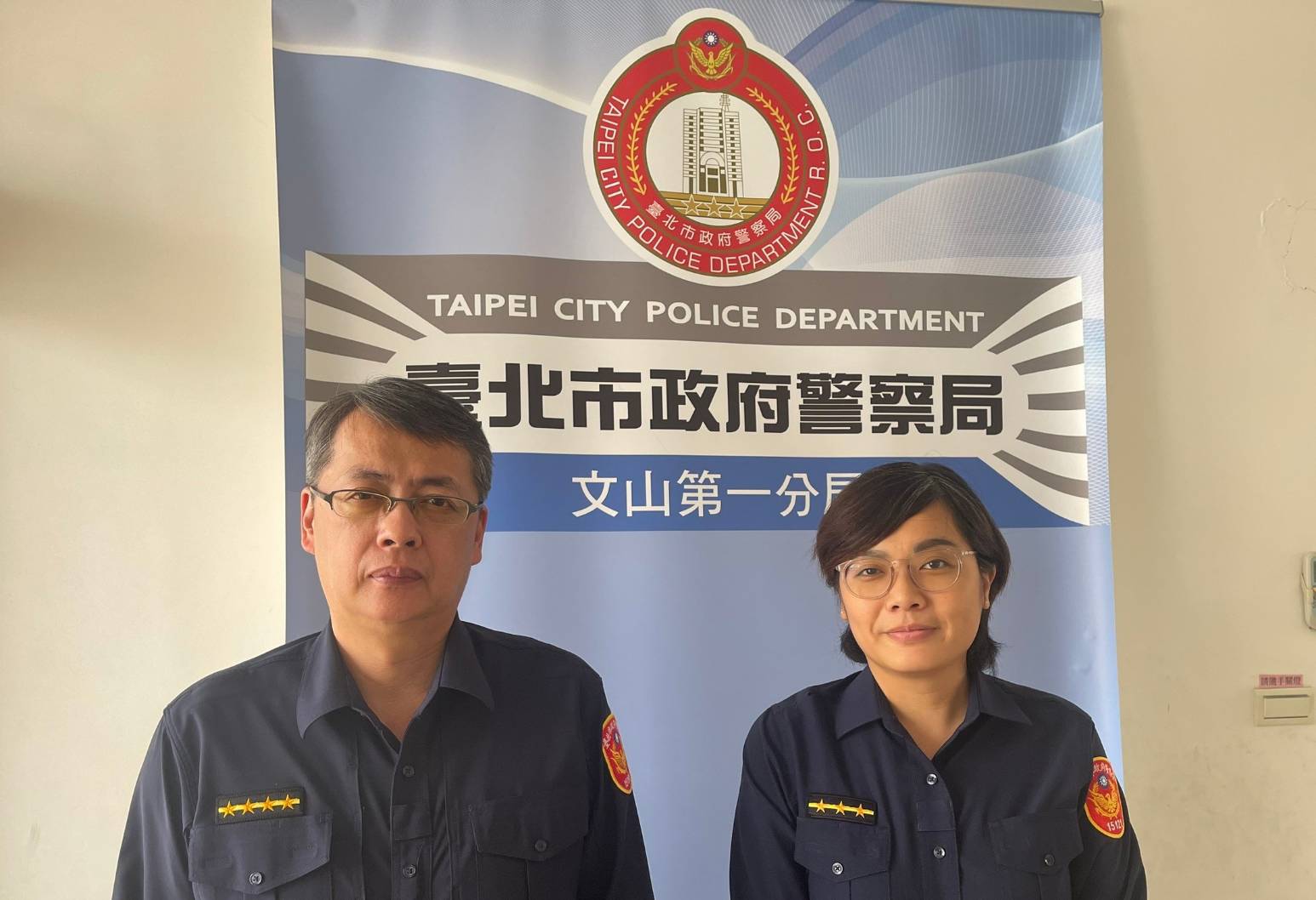 副所長陳志雄(圖左)與警員李婕如(圖右)對民眾的貼心關懷,也展現出在災害來臨時警方與各單位密切合作、快速反應的能力。(記者 黃荷琇翻攝)