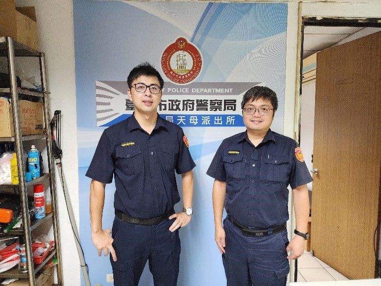 員警杜縣霖(圖左)與林俊宏(圖右)暖心護送謝民至親友住處。(記者 黃荷琇翻攝)