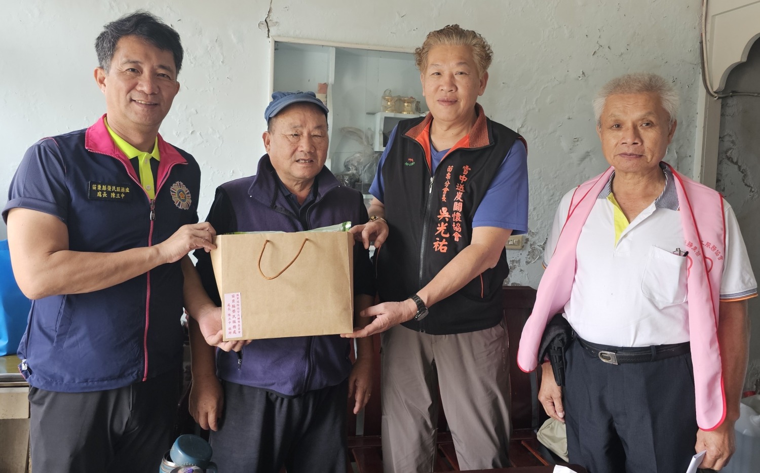 處長(左1)慰問義務役傷殘榮民魏伯伯(左2)。(記者 張艷君翻攝)