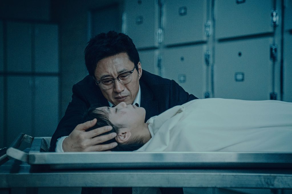 超越《破墓》的恐懼！「青龍影帝」朴新陽回歸演出神秘恐怖電影《心葬》