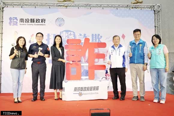 圖文:南投打詐隊績效斐然 許淑華領南投打詐向前行。