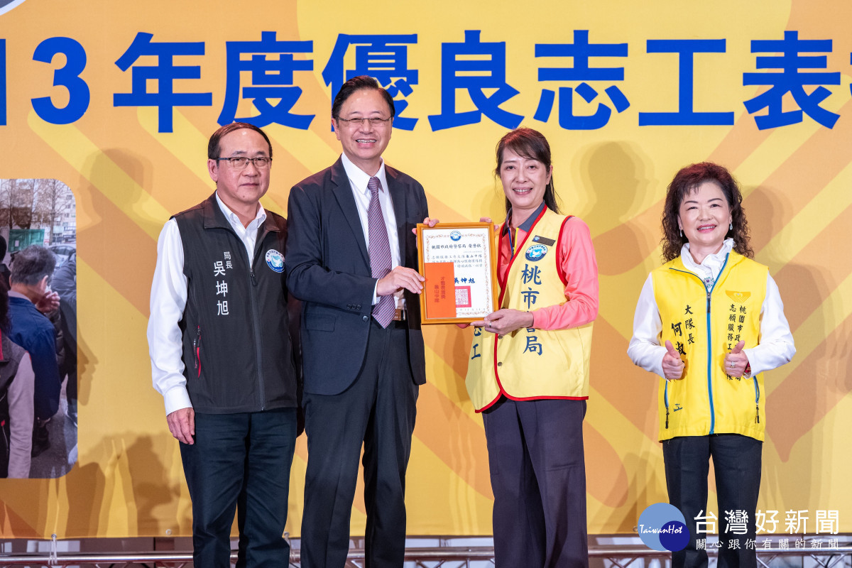 張市長頒發熱心服務團隊獎。<br /><br /> <br /><br />