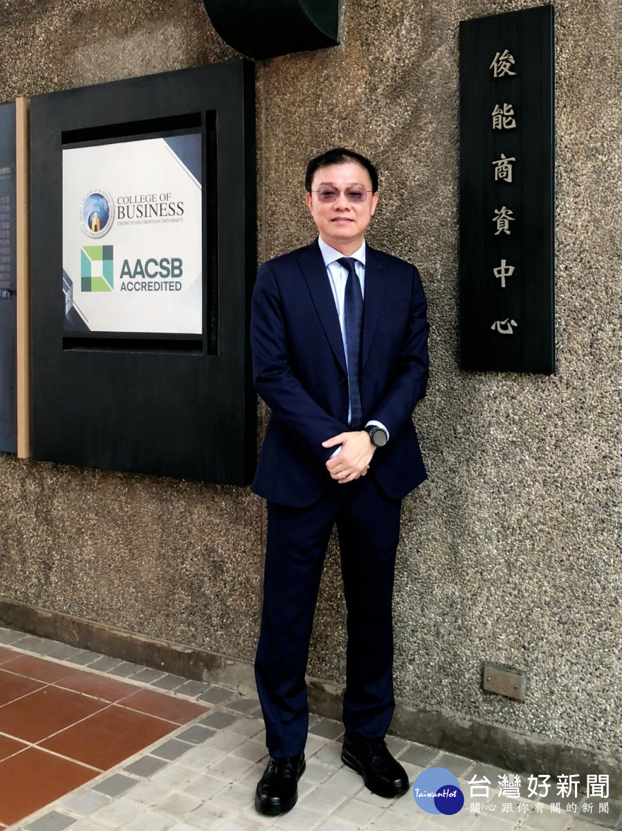 中原大學校友方俊能長期捐款支持母校發展,學校特以空間命名「俊能商資中心」表達感謝。