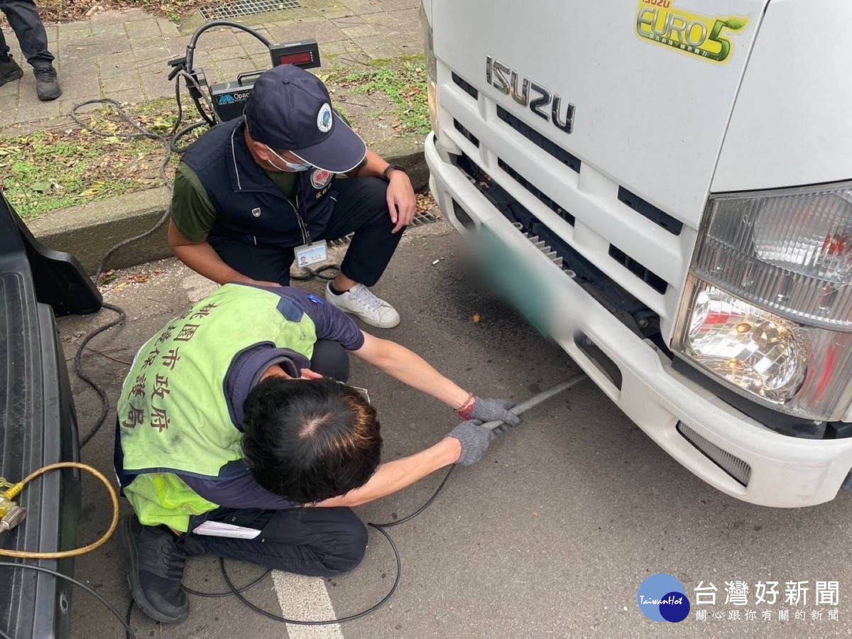 桃園市環保局即刻啟動應變,機車、柴油車路邊攔檢。