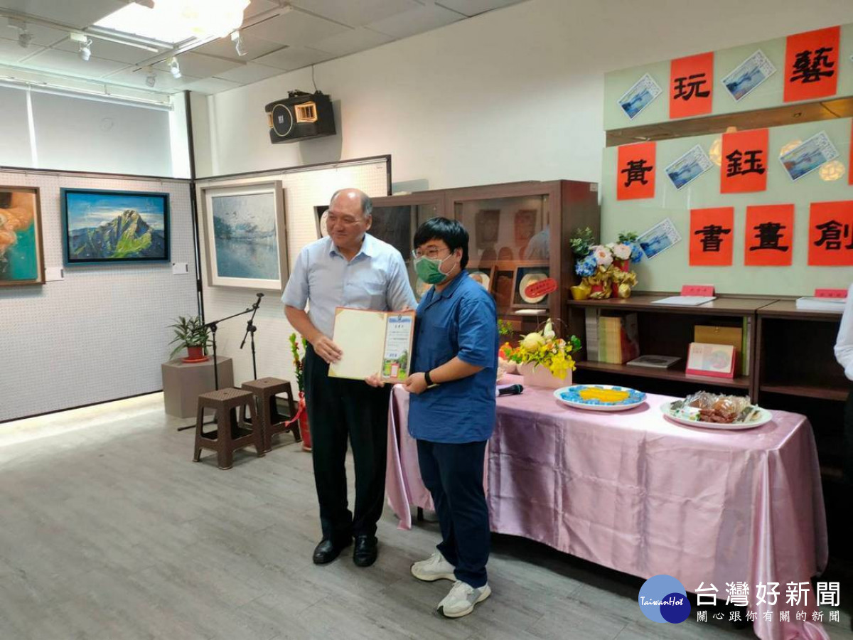 徐文法校長感謝黃鈺銓老師支持該校紅樓雅集藝文中心的活動,讓學校師生能一覽水里集集在地所孕育的藝術家其創作風貌。