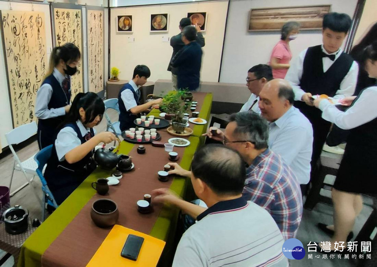 茶席服務中,讓與會貴賓感受到學校對藝文的重視及對藝術家的敬重。