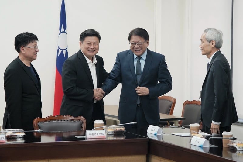 總統府祕書長潘孟安(右2)15日中午率考試院正副院長及考試委員被提名人一行拜會國民黨立法院黨團,由總召傅崐萁(左2)、書記長林思銘(左)代表會見。右為考試院長被提名人周弘憲。中央社