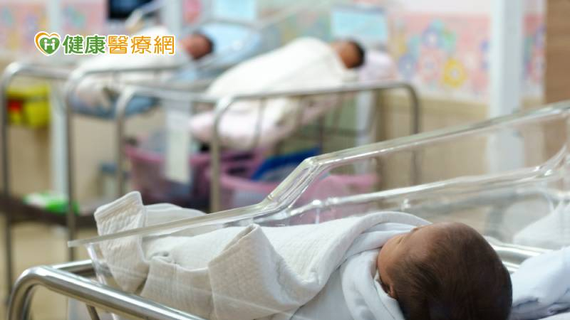 新生兒產前、產中、產後都可能被傳染腸病毒　症狀與幼兒不同！如何預防？