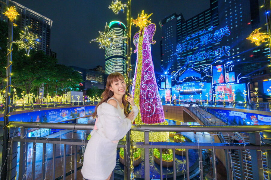 圖/耶誕樹化身魔幻天使,以五彩繽紛的顏色變化照亮新北歡樂耶誕城。(新北市政府觀旅局提供)