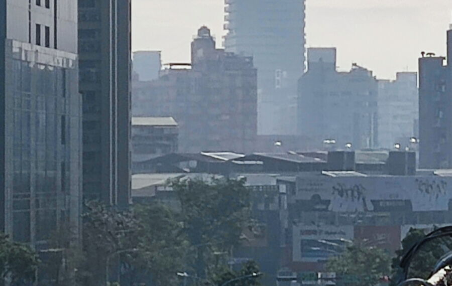 圖/台灣西半部15日的清晨風速微弱、濕度高、有濃霧,使PM2.5濃度維持,不易擴散,濃霧導致視線上看起來一片灰矇矇。(新北市政府環保局提供)