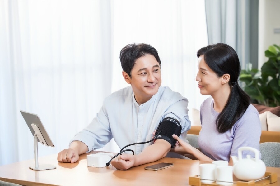而良好的生活品質倚賴於身心靈健康。根據國健署年報資料,全國老年人口處於健康及亞健康約70%,亞健康至衰弱前期約為20% ,行政院主計總處數據更顯示,國人平均壽命與健康平均餘命相差為8.5年 ,表示民眾不健康存活年數高達8年以上。 而良好的生活品質倚賴於身心靈健康。根據國健署年報資料,全國老年人口處於健康及亞健康約70%,亞健康至衰弱前期約為20% ,行政院主計總處數據更顯示,國人平均壽命與健康平均餘命相差為8.5年 ,表示民眾不健康存活年數高達8年以上。