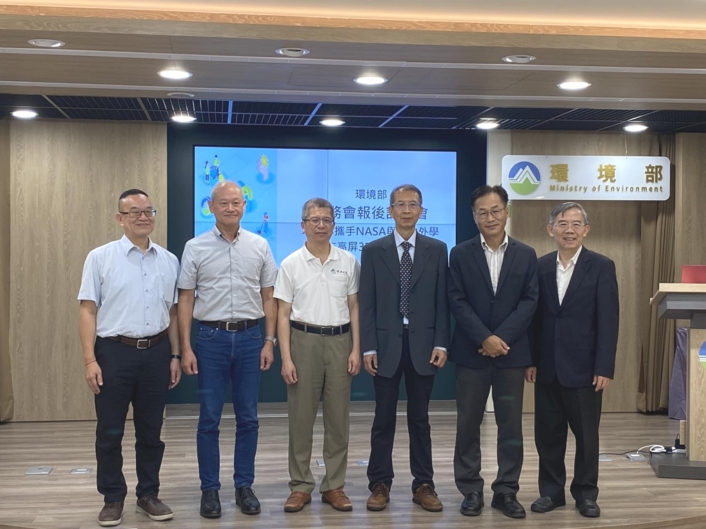 環境部與三位教授大合照（記者黃楸玲／攝影）