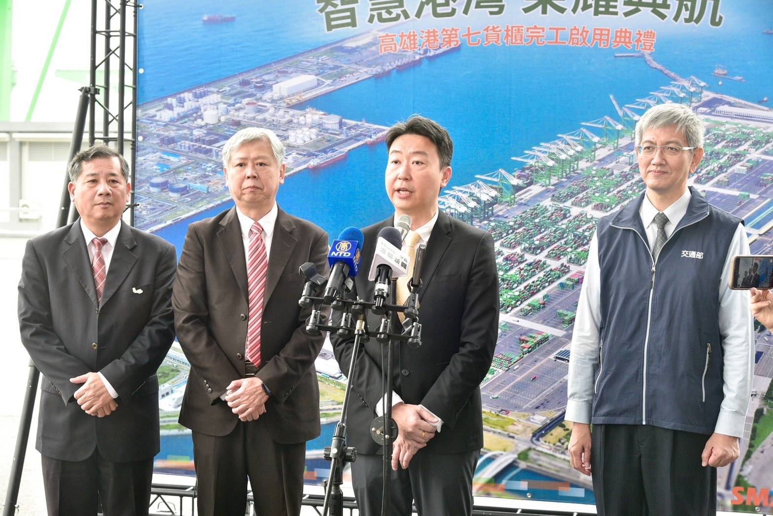 ▲圖左起 臺灣港務公司王錦榮總經理、臺灣港務公司李賢義董事長、交通部陳世凱部長、航港局葉協隆局長(港務公同提供)