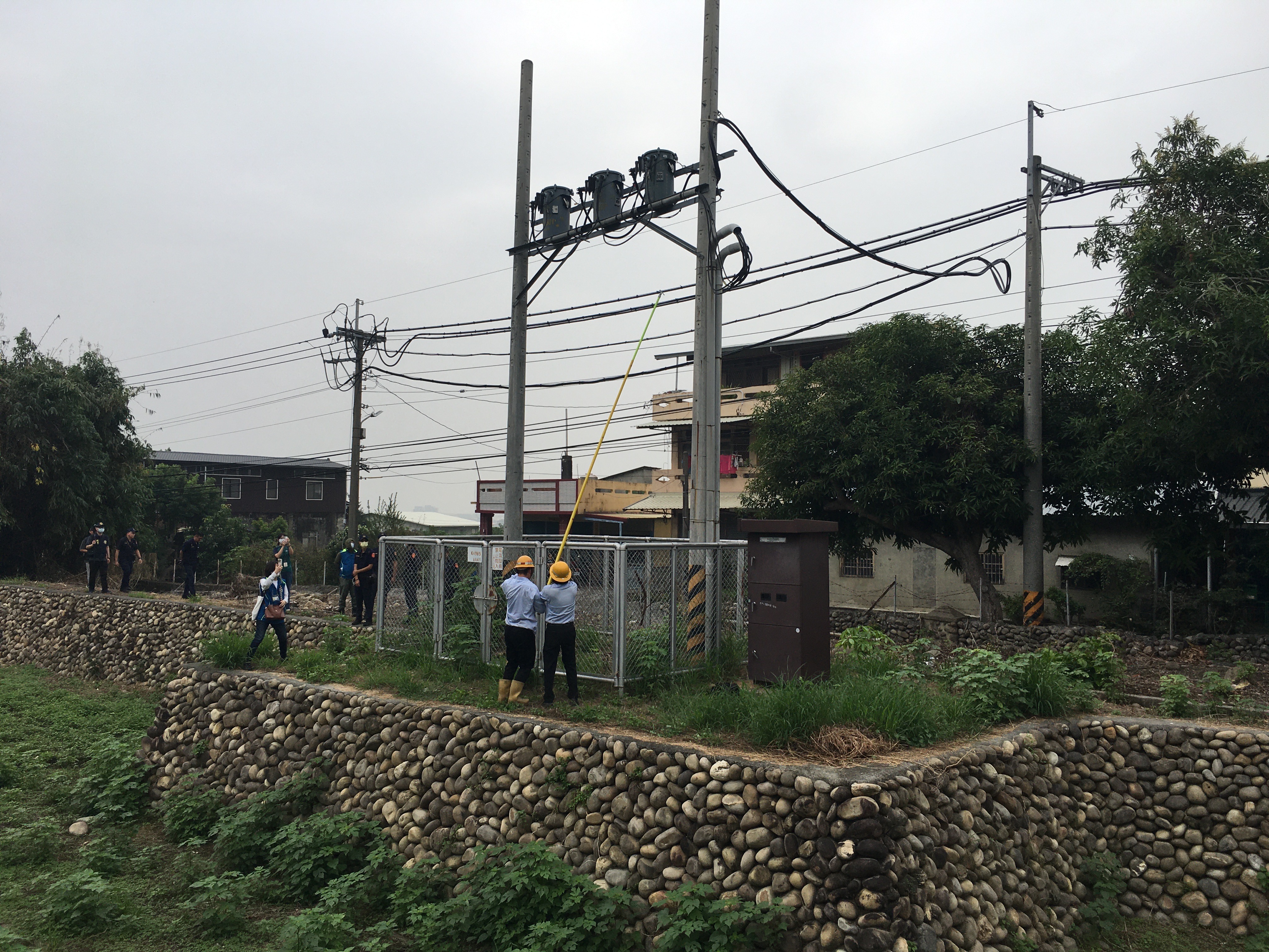 ▲清水那方業者未取得旅館業登記證，卻在社頭清水岩經營豪華露營區，彰化縣政府城觀處採取斷水斷電的強硬措施處分。（記者張溎壕攝）