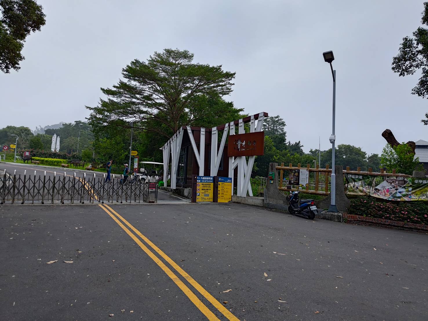 ▲清水那方業者未取得旅館業登記證，卻在社頭清水岩經營豪華露營區，彰化縣政府城觀處採取斷水斷電的強硬措施處分。（記者張溎壕攝）