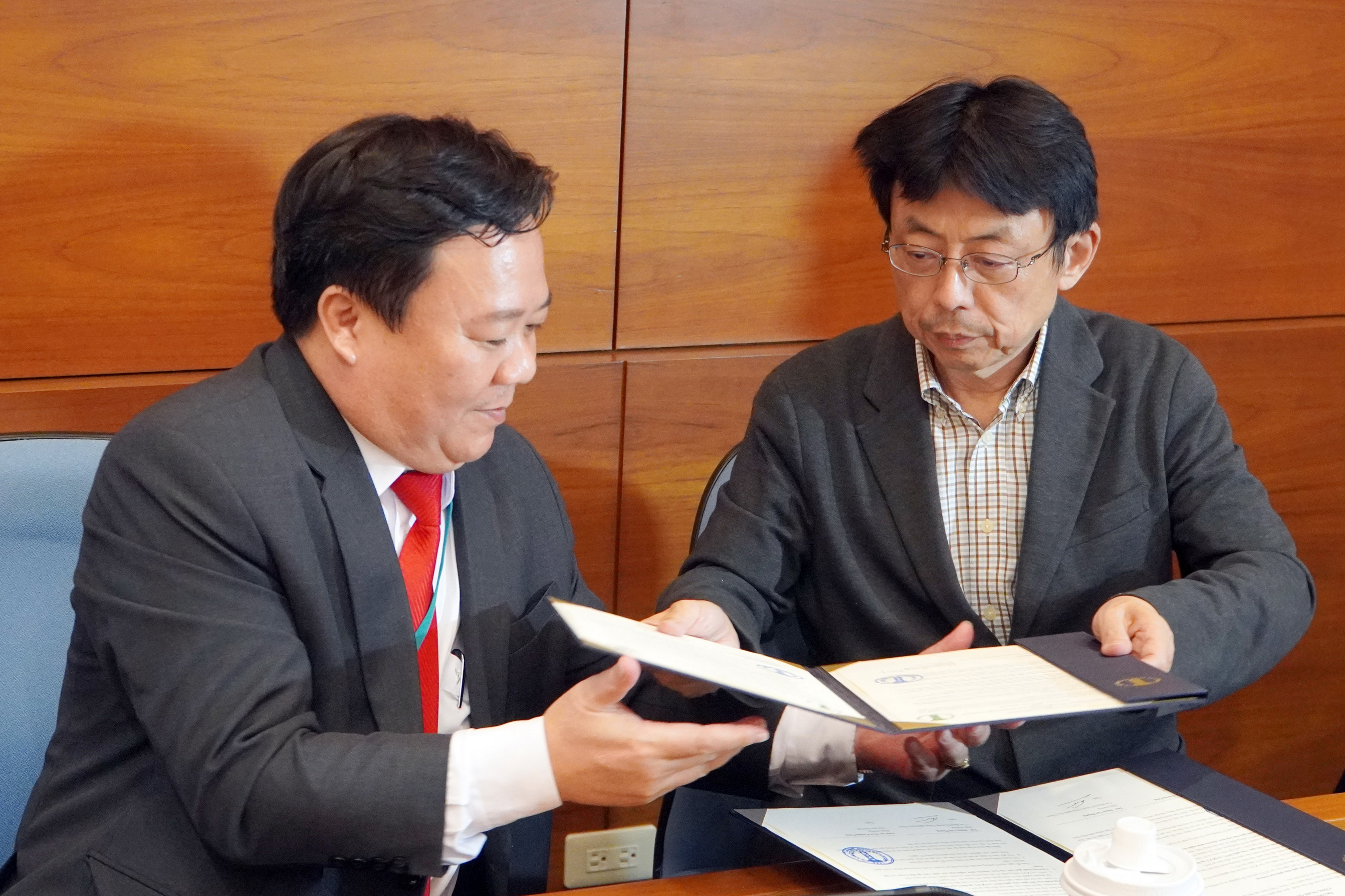 ▲大葉大學與越南歸仁高專簽署合作協議，共推新型專班培育國際人才。（記者張溎壕攝）