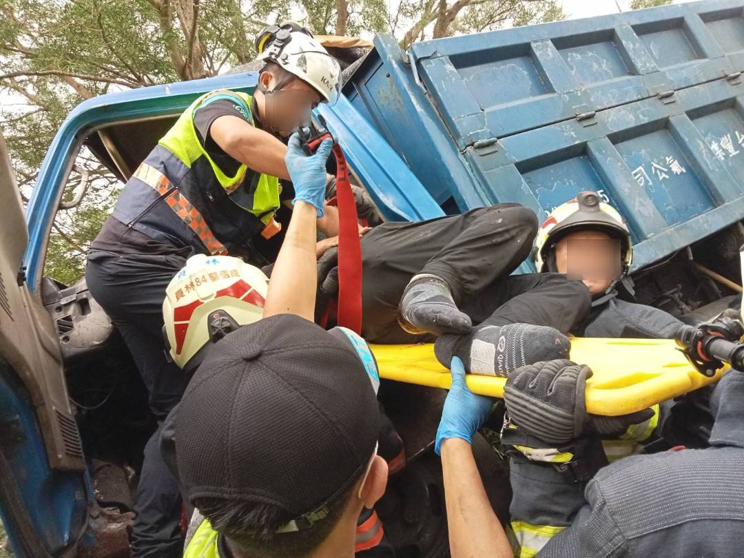 ▲員林市員草路二段發生一起貨車摔落邊坡事件，乘客受困車內由救護人員動用破壞器材救出送醫。（民眾提供）