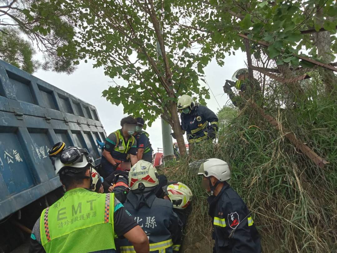 ▲員林市員草路二段發生一起貨車摔落邊坡事件，乘客受困車內由救護人員動用破壞器材救出送醫。（民眾提供）