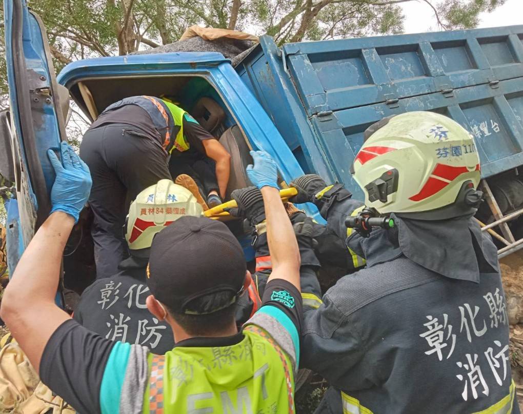 ▲員林市員草路二段發生一起貨車摔落邊坡事件，乘客受困車內由救護人員動用破壞器材救出送醫。（民眾提供）
