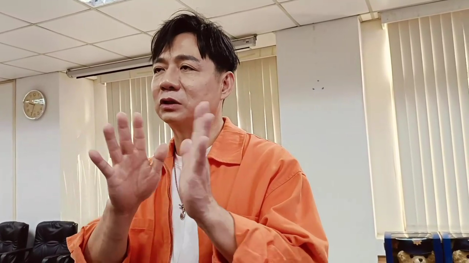 ▲彰化縣警察局舉辦「打詐儀表板」說明會，縣警局長陳明君分析詐騙數據及案件，邀請藝人陳隨意及律師郭棋湧一起宣導預防詐騙。（記者張溎壕攝）
