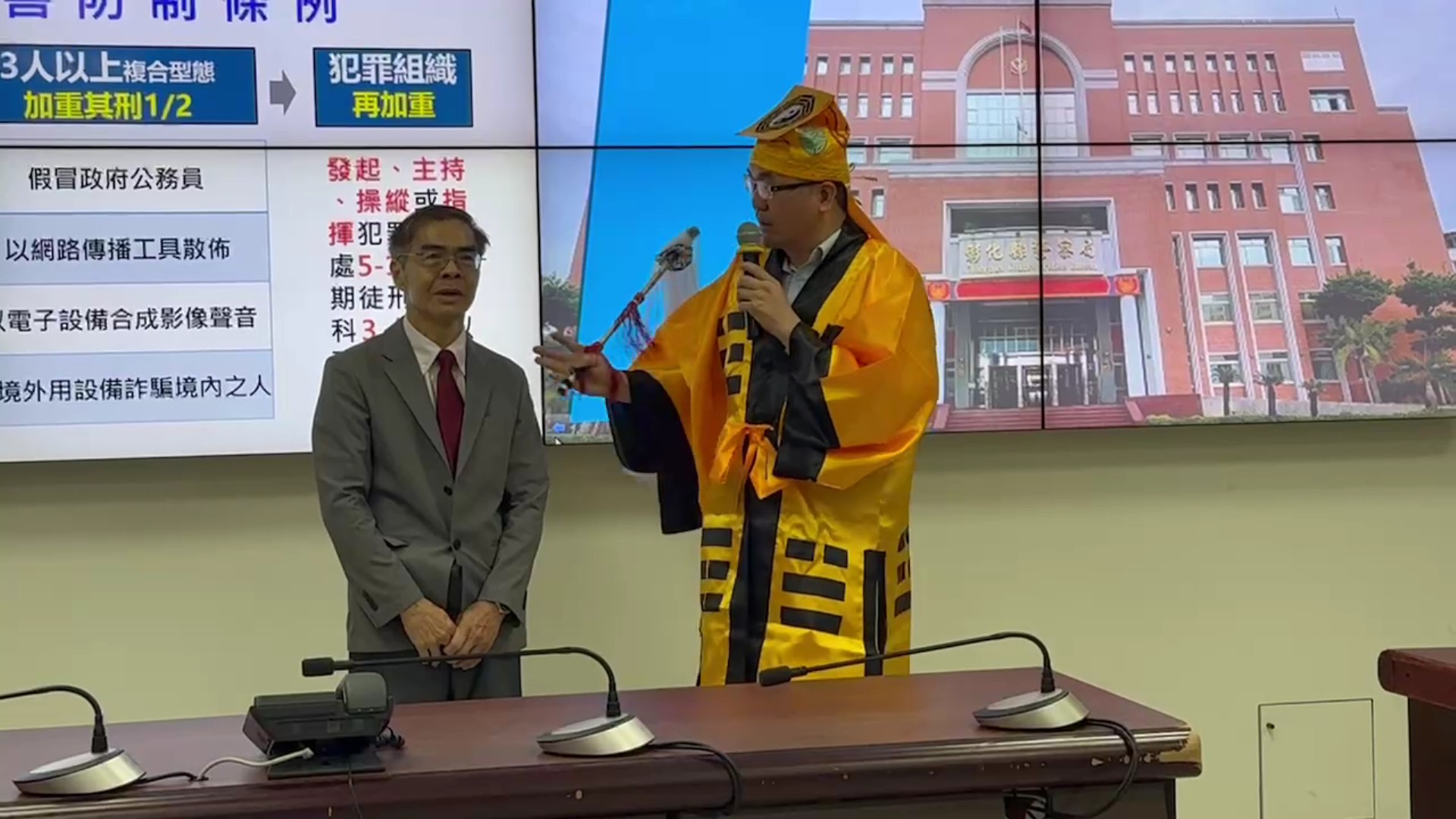 ▲彰化縣警察局舉辦「打詐儀表板」說明會，縣警局長陳明君分析詐騙數據及案件，邀請藝人陳隨意及律師郭棋湧一起宣導預防詐騙。（記者張溎壕攝）