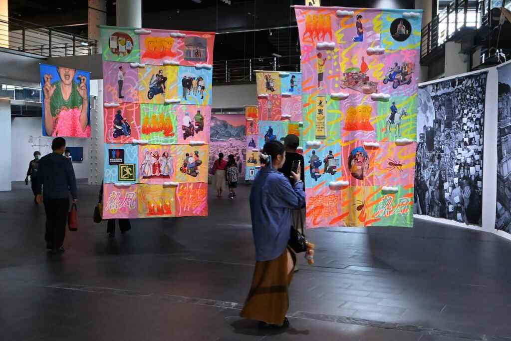 ▲本屆亞雙展以「所有令人屏息的」為題，由臺灣策展人方彥翔召集國際策展團隊，展出來自全球35組藝術家的精彩作品。（記者張玉泰攝）