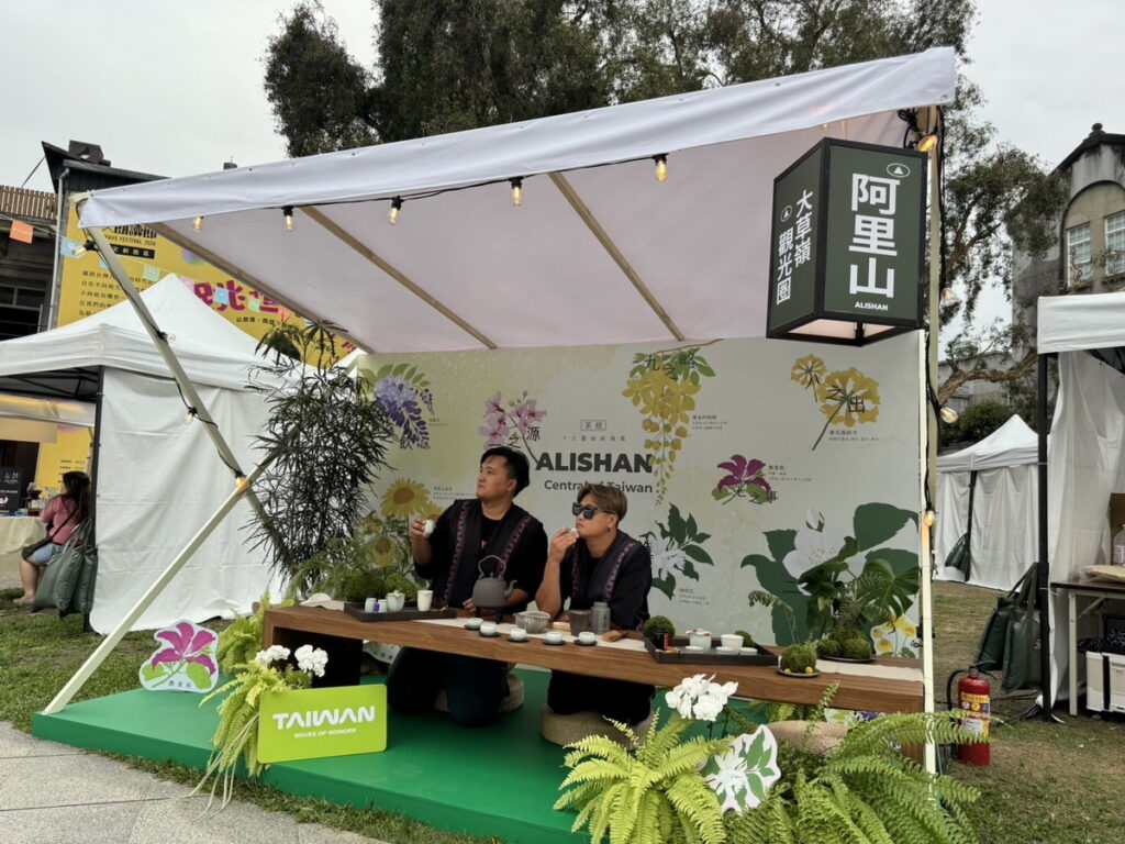 本次設有四大主題客廳,大阿里山及大草嶺觀光的主題客廳以精緻草席擺設,邀請民眾參與拍照。